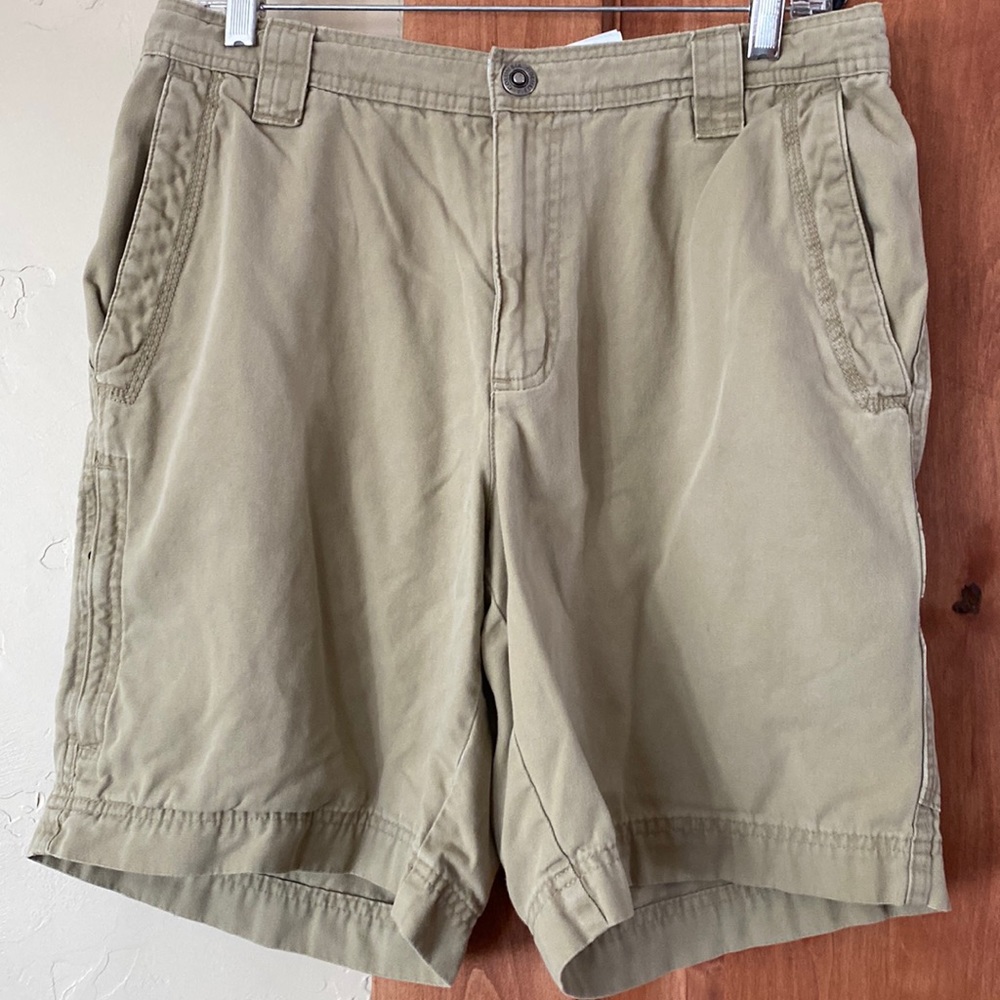 Columbia, khaki shorts